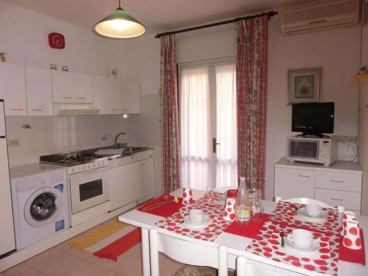 Nice Two-Bedroom Apartment 150M From The Beach Бибионе Экстерьер фото